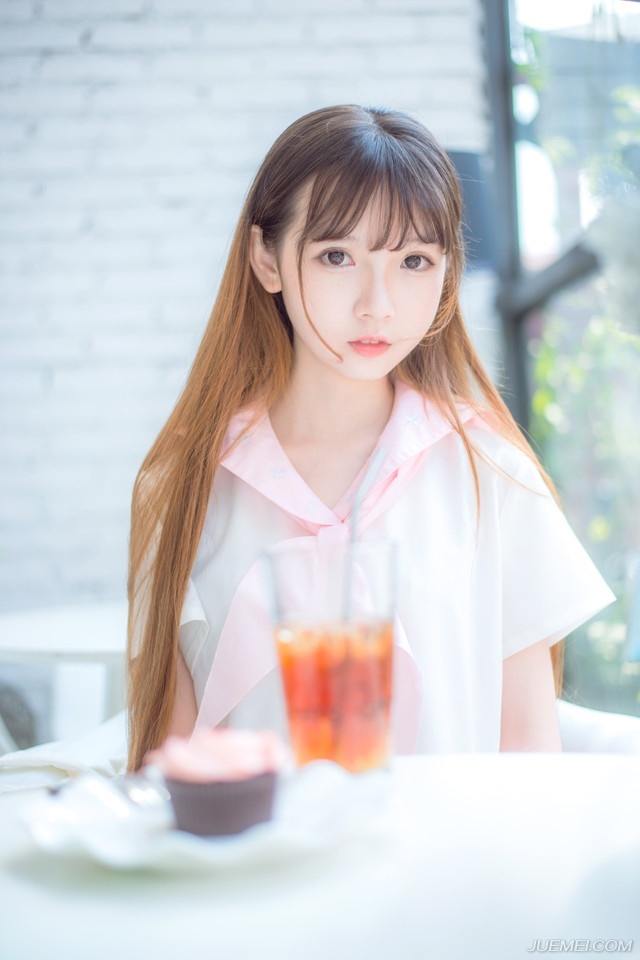 “若但以军略而论，士元胜我多矣。”诸葛亮苦笑着摇头道。